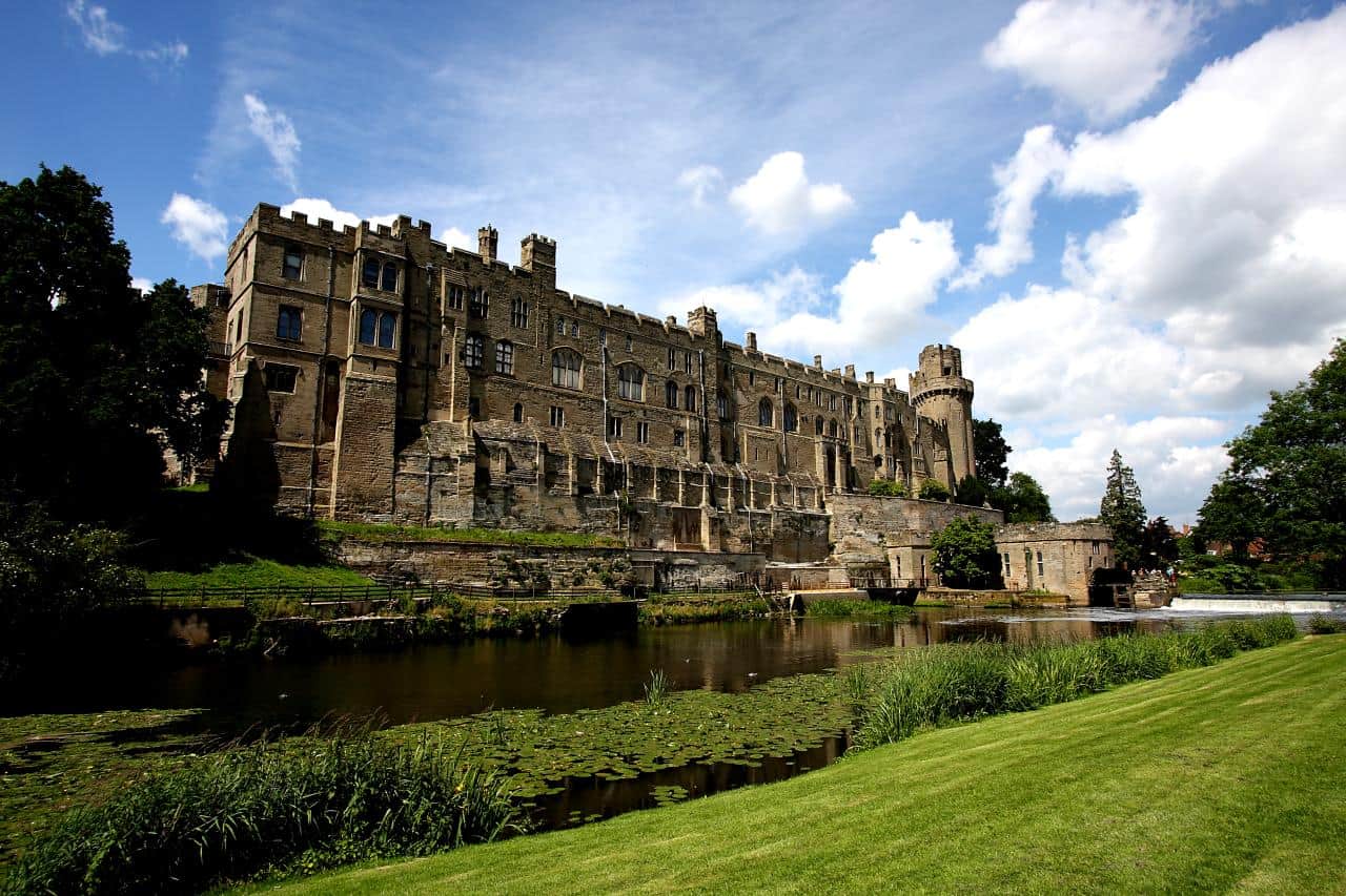 Exterior_of_Warwick_Castle_from_across_the_River_Avon,_2009