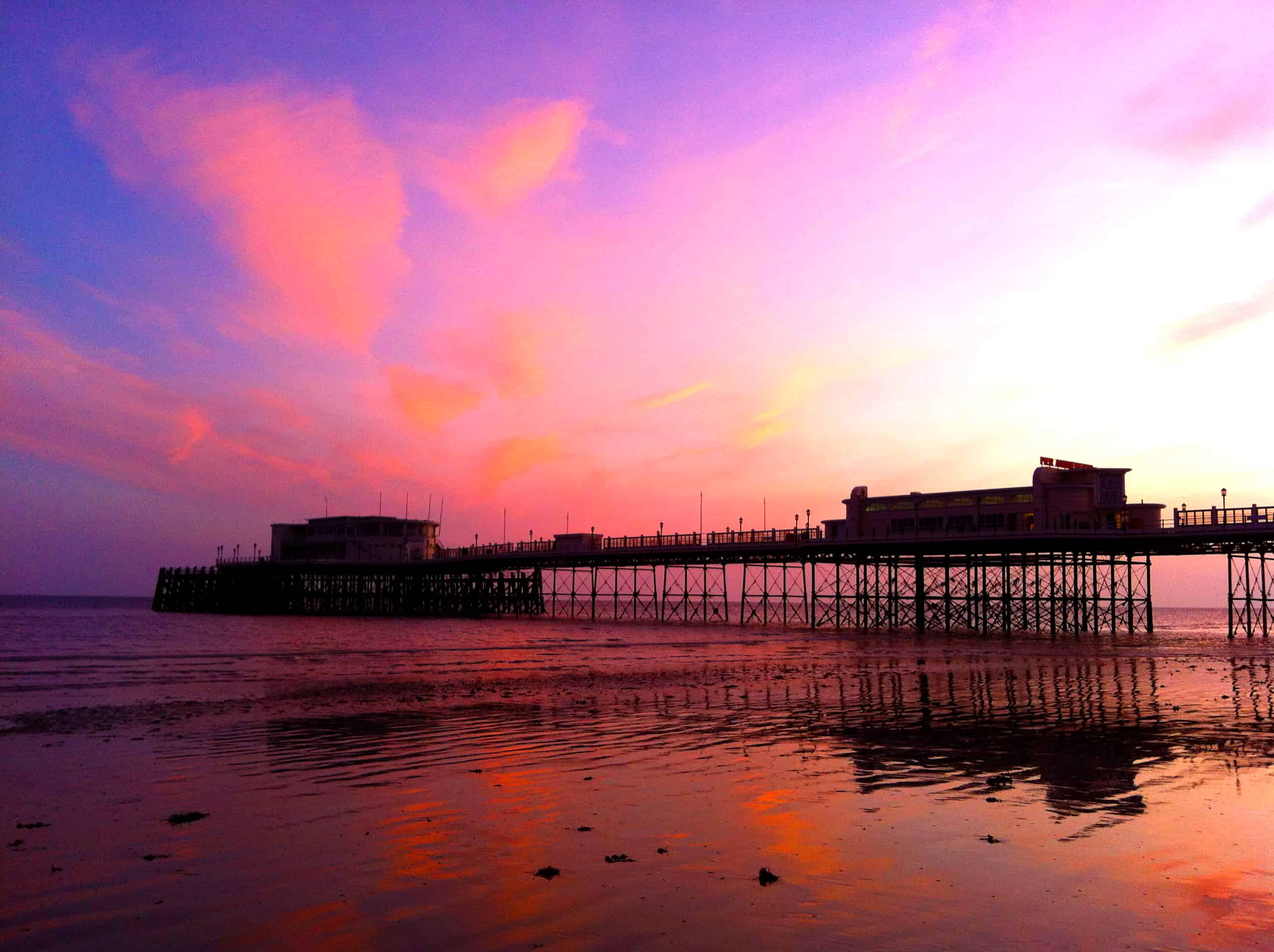 Worthing_Pier_at_sunset,_low_tide